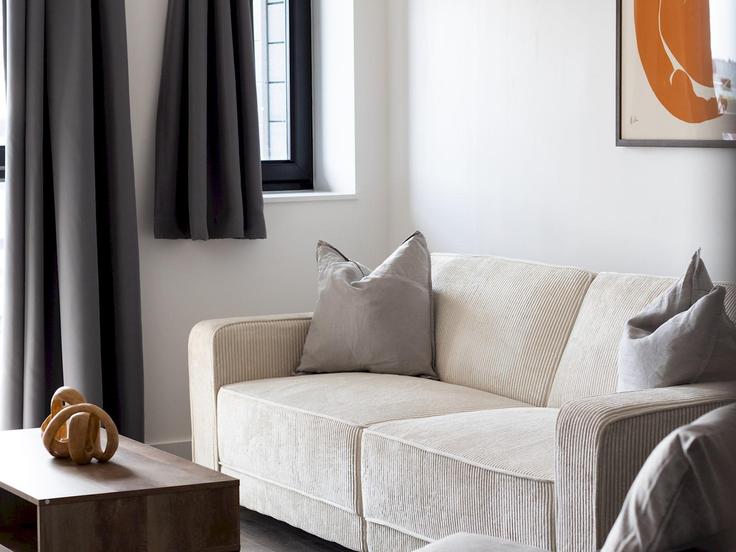 Sala de estar elegantemente projetada com móveis modernos em um apartamento no Building Brayford Wharf North - passthekeyss - 1330339 em Lincoln District, Lincoln Sala de estar elegantemente projetada com móveis modernos em um apartamento no Building Brayford Wharf North - passthekeyss - 1330339 em Lincoln District, Lincoln