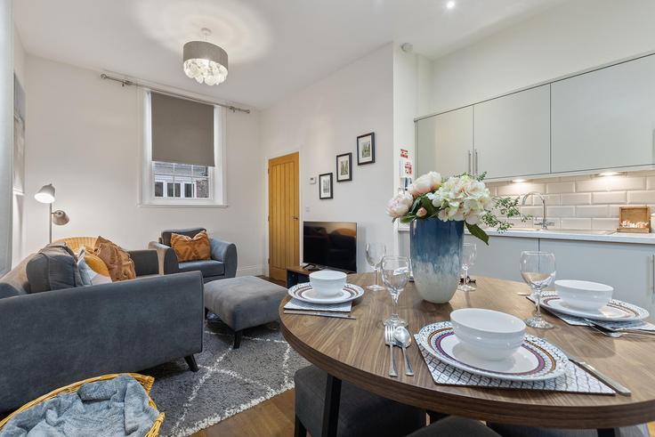 Building Middlethorpe Court - passthekeyss - 1060018 - LON adresindeki bir dairede modern mobilyalarla zarif bir şekilde tasarlanmış oturma odası York, York