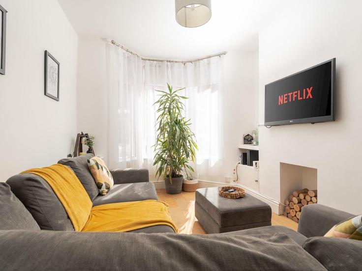 Liverpool LiverpoolのBuilding Gladeville Road - passthekeyss - 1286051 - LONのアパートメントにある、モダンな家具を備えたエレガントなデザインのリビングルーム