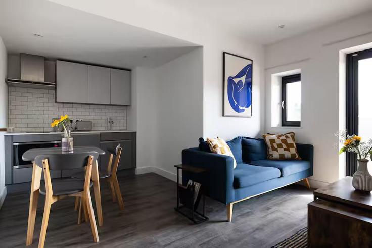 Sala de estar elegantemente projetada com móveis modernos em um apartamento no Building Brayford Wharf North - passthekeyss - 1330338 em Lincoln District, Lincoln Sala de estar elegantemente projetada com móveis modernos em um apartamento no Building Brayford Wharf North - passthekeyss - 1330338 em Lincoln District, Lincoln