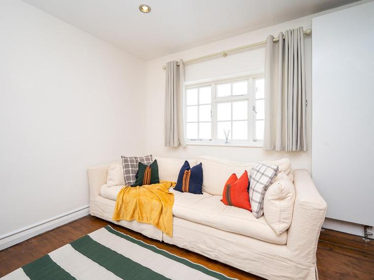 Salle de séjour élégante avec mobilier moderne dans un appartement à Building Conway Street - passthekeyss - 1286053 - LON à City of Westminster, London Salle de séjour élégante avec mobilier moderne dans un appartement à Building Conway Street - passthekeyss - 1286053 - LON à City of Westminster, London