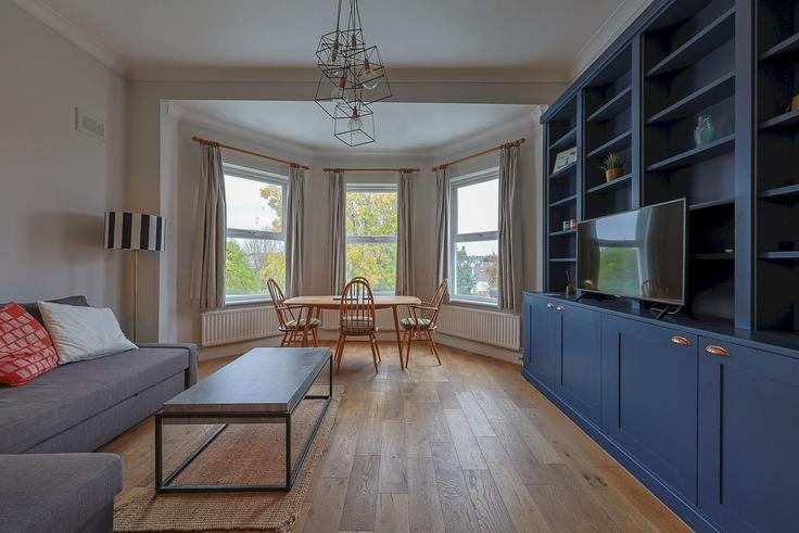 Building Mount Nod Road - passthekeyss - 1403642 adresindeki bir dairede modern mobilyalarla zarif bir şekilde tasarlanmış oturma odası London Borough of Lambeth, London Building Mount Nod Road - passthekeyss - 1403642 adresindeki bir dairede modern mobilyalarla zarif bir şekilde tasarlanmış oturma odası London Borough of Lambeth, London