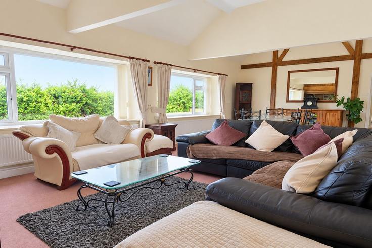 Salle de séjour élégante avec mobilier moderne dans un appartement à Building Llys Llywenan - passthekeyss - 1646834 à Bodedern, Holyhead