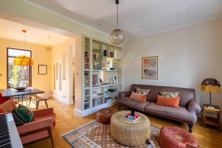 London Royal Borough of Kensington and ChelseaのBuilding Portobello Road - passthekeyss - 1060249 - LONのアパートメントにある、モダンな家具を備えたエレガントなデザインのリビングルーム London Royal Borough of Kensington and ChelseaのBuilding Portobello Road - passthekeyss - 1060249 - LONのアパートメントにある、モダンな家具を備えたエレガントなデザインのリビングルーム