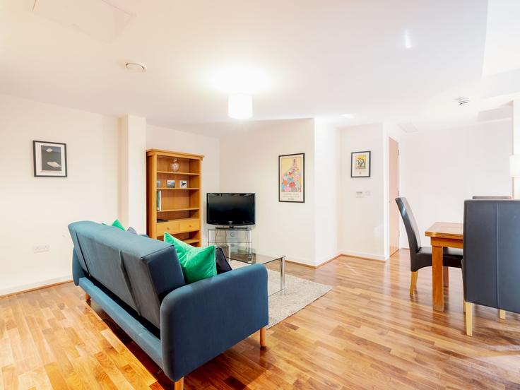 Elegant gestaltetes Wohnzimmer mit moderner Einrichtung in einer Wohnung im Building Lamb's Passage - passthekeyss - 1060247 - LON in London Borough of Islington, London Elegant gestaltetes Wohnzimmer mit moderner Einrichtung in einer Wohnung im Building Lamb's Passage - passthekeyss - 1060247 - LON in London Borough of Islington, London