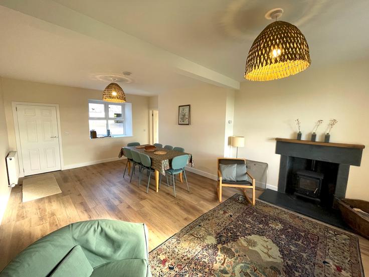 Elegante sala de estar con mobiliario moderno en un apartamento en Building Hallcroft - passthekeyss - 1233935 - LON en Corsock and Kirkpatrick Durham, Castle Douglas