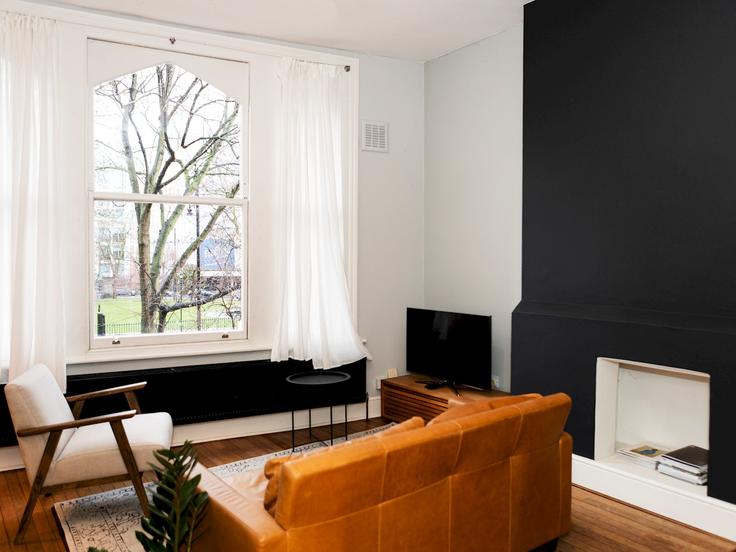 Sala de estar elegantemente projetada com móveis modernos em um apartamento no Building Saltoun Road - passthekeyss - 1060233 em London Borough of Lambeth, London Sala de estar elegantemente projetada com móveis modernos em um apartamento no Building Saltoun Road - passthekeyss - 1060233 em London Borough of Lambeth, London