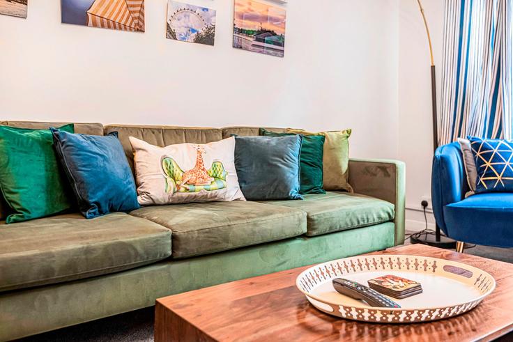 Elegant gestaltetes Wohnzimmer mit moderner Einrichtung in einer Wohnung im Building Battersea Park Road - passthekeyss - 1054645 - LON in London Borough of Wandsworth, London