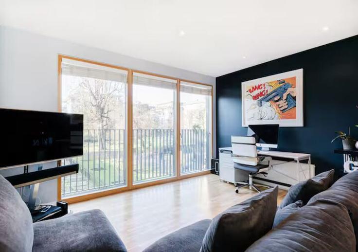 Elegant gestaltetes Wohnzimmer mit moderner Einrichtung in einer Wohnung im Building Saint James's Road - passthekeyss - 1233858 - LON in London Borough of Southwark, London