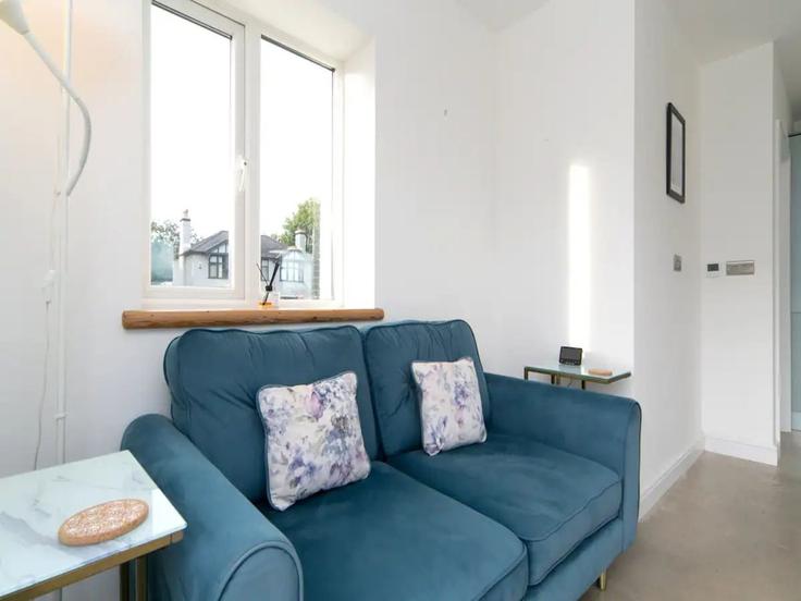 Elegante sala de estar con mobiliario moderno en un apartamento en Building Penrhos Road - passthekeyss - 1232412 - LON en Bangor, Bangor