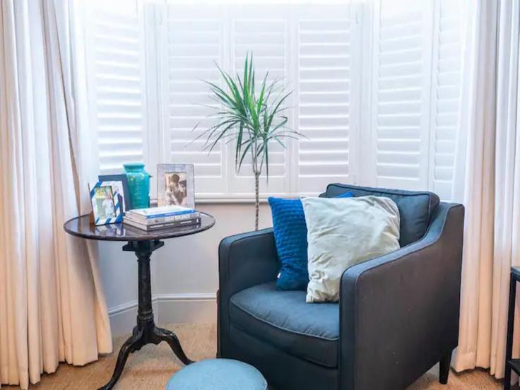 Elegante sala de estar con mobiliario moderno en un apartamento en Building Underhill Road - passthekeyss - 1233815 - LON en London Borough of Southwark, London