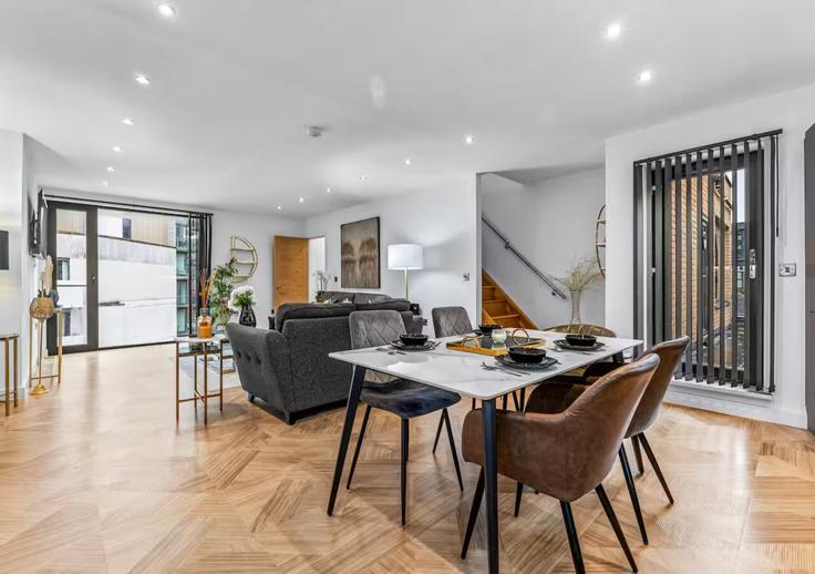 Elegante sala de estar con mobiliario moderno en un apartamento en Building Blackfriars Road - passthekeyss - 1223652 - LON en City of Salford, Salford