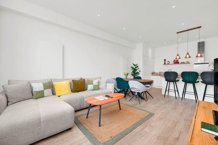 Salle de séjour élégante avec mobilier moderne dans un appartement à Building Chilton Street - passthekeyss - 1095001 - LON à London Borough of Tower Hamlets, London
