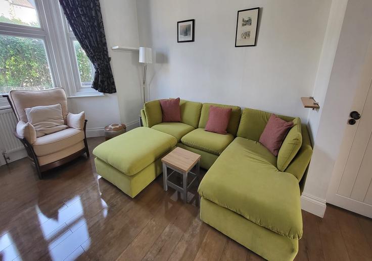 Sala de estar elegantemente projetada com móveis modernos em um apartamento no Building Ivydale Road - passthekeyss - 1234121 - LON em London Borough of Southwark, London