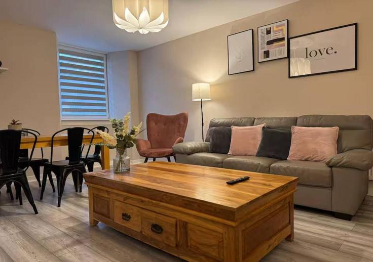 Elegant gestaltetes Wohnzimmer mit moderner Einrichtung in einer Wohnung im Building Dalhousie Street - passthekeyss - 1234027 - LON in Garnethill, Glasgow