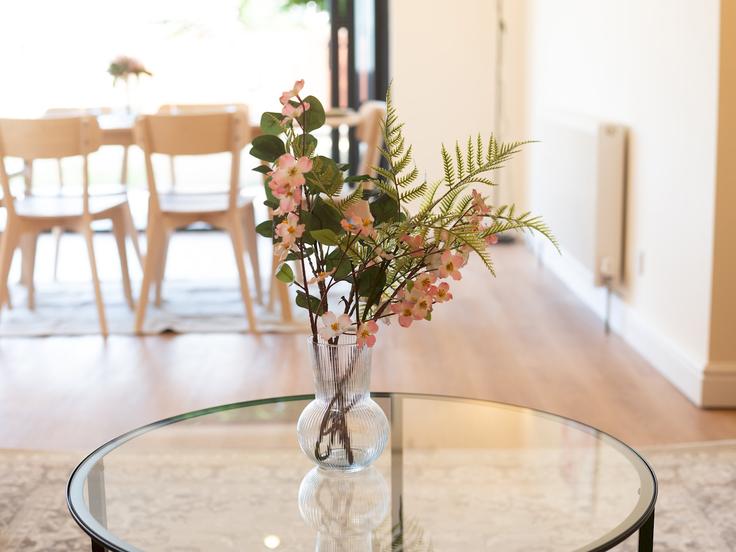 Chessington Royal Borough of Kingston upon ThamesのBuilding Somerset Avenue - passthekeyss - 1230871 - LONのアパートメントにある、モダンな家具を備えたエレガントなデザインのリビングルーム