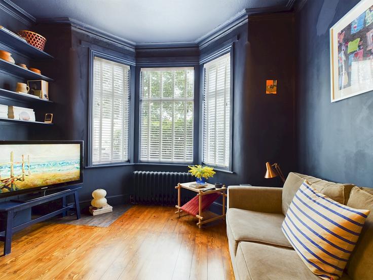 Elegante sala de estar con mobiliario moderno en un apartamento en Building High Road Leyton - passthekeyss - 1235349 - LON en London Borough of Waltham Forest, London