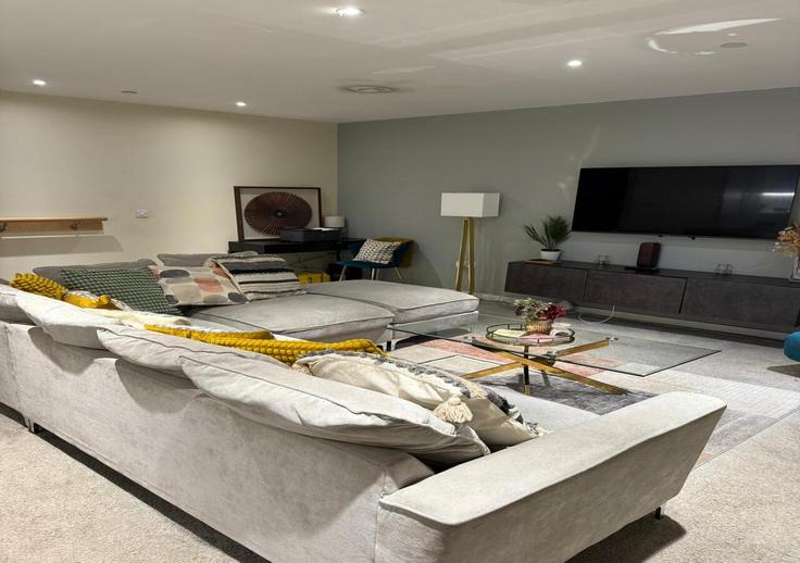 Elegant gestaltetes Wohnzimmer mit moderner Einrichtung in einer Wohnung im Building Garden Lane - passthekeyss - 1337415 in City of Salford, Salford