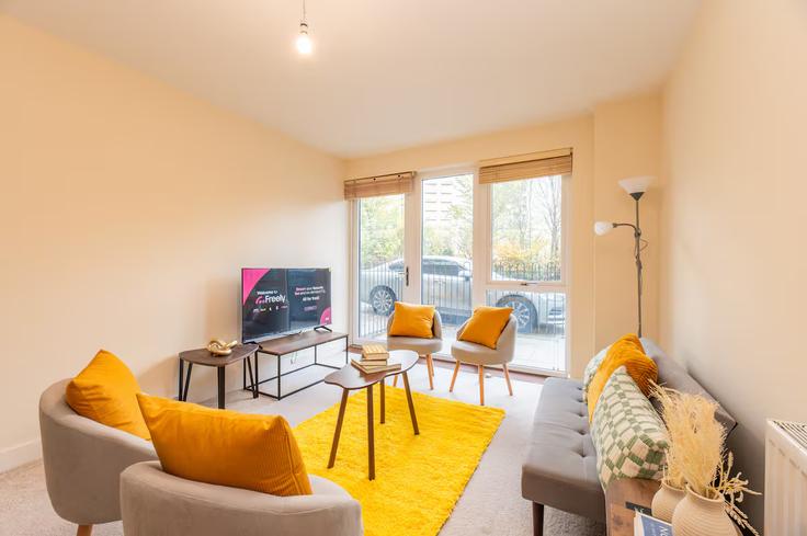 Elegant gestaltetes Wohnzimmer mit moderner Einrichtung in einer Wohnung im Building Chronicle Avenue - passthekeyss - 1347289 in London Borough of Barnet, London Elegant gestaltetes Wohnzimmer mit moderner Einrichtung in einer Wohnung im Building Chronicle Avenue - passthekeyss - 1347289 in London Borough of Barnet, London