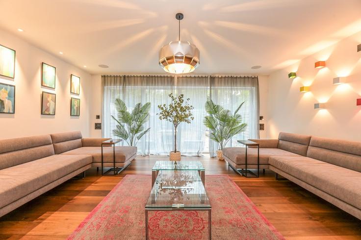 Salle de séjour élégante avec mobilier moderne dans un appartement à Building Church Lane - passthekeyss - 1347936 à Royal Borough of Kingston upon Thames, Chessington
