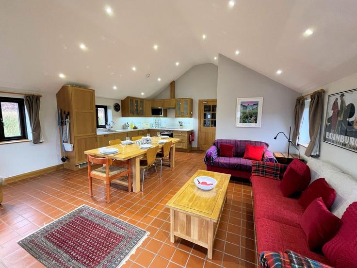 Salle de séjour élégante avec mobilier moderne dans un appartement à Building Dromore Farmhouse - passthekeyss - 1351573 à Gatehouse of Fleet, Castle Douglas