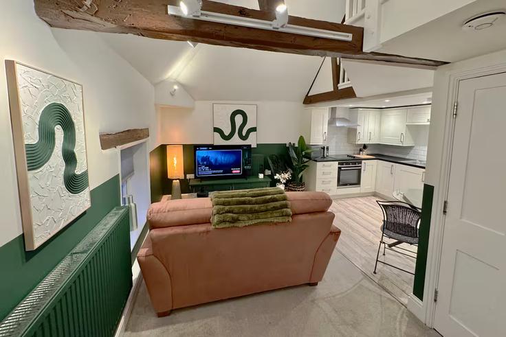 Sala de estar elegantemente projetada com móveis modernos em um apartamento no Building Steep Hill - passthekeyss - 1351572 em Lincoln District, Lincoln Sala de estar elegantemente projetada com móveis modernos em um apartamento no Building Steep Hill - passthekeyss - 1351572 em Lincoln District, Lincoln