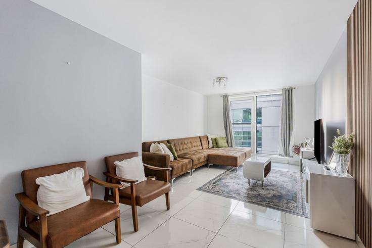 Elegant gestaltetes Wohnzimmer mit moderner Einrichtung in einer Wohnung im Building Saint George Wharf - passthekeyss - 1432336 in London Borough of Lambeth, London