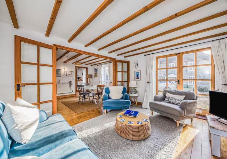 Sala de estar elegantemente projetada com móveis modernos em um apartamento no Building Stable Cottage - passthekeyss - 1471256 em Chichester District, Emsworth Sala de estar elegantemente projetada com móveis modernos em um apartamento no Building Stable Cottage - passthekeyss - 1471256 em Chichester District, Emsworth