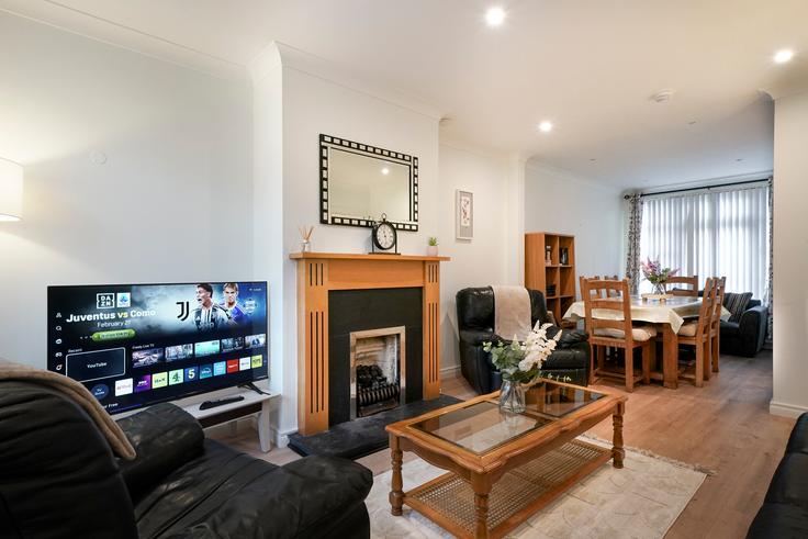 Elegant gestaltetes Wohnzimmer mit moderner Einrichtung in einer Wohnung im Building The Cloisters - passthekeyss - 1475857 in Belfast, Belfast