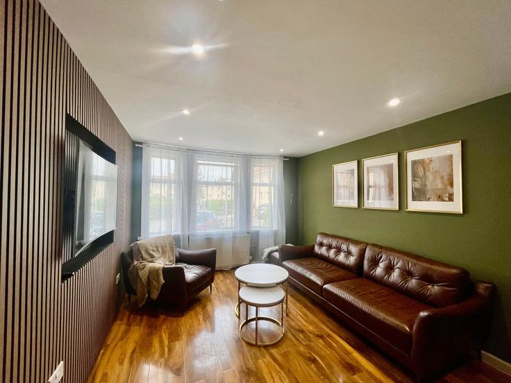 Elegant gestaltetes Wohnzimmer mit moderner Einrichtung in einer Wohnung im Building Mote Hill Road - passthekeyss - 1505541 in Gallowhill, Paisley Elegant gestaltetes Wohnzimmer mit moderner Einrichtung in einer Wohnung im Building Mote Hill Road - passthekeyss - 1505541 in Gallowhill, Paisley