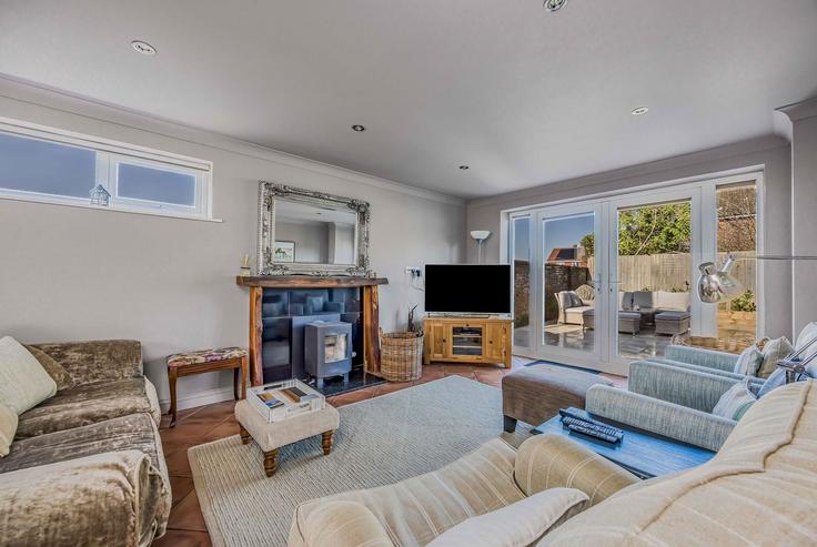 Elegant gestaltetes Wohnzimmer mit moderner Einrichtung in einer Wohnung im Building Shamrock Close - passthekeyss - 1495741 in Chichester District, Chichester