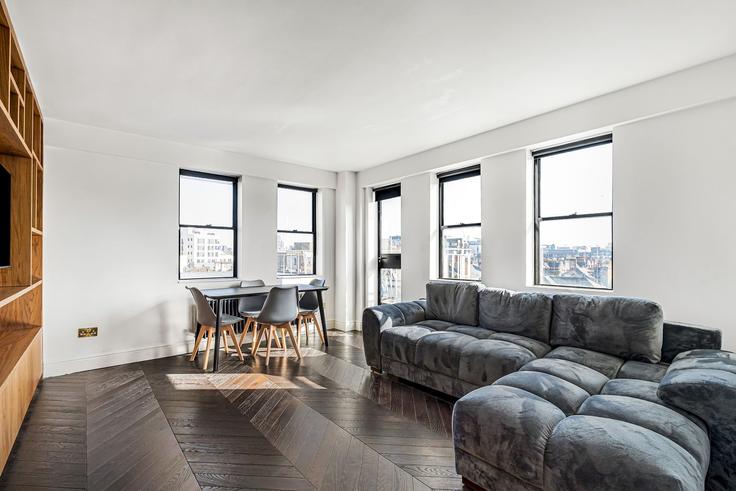 Sala de estar elegantemente projetada com móveis modernos em um apartamento no Building New Cavendish Street - passthekeyss - 1497762 em City of Westminster, London
