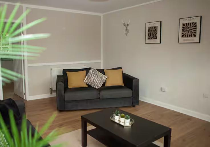 Building Milburn Road - passthekeyss - 1523880 adresindeki bir dairede modern mobilyalarla zarif bir şekilde tasarlanmış oturma odası Renfrew, Renfrew