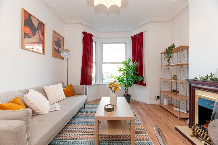Elegante sala de estar con mobiliario moderno en un apartamento en Building Chancelot Road - passthekeyss - 1501156 en Royal Borough of Greenwich, London