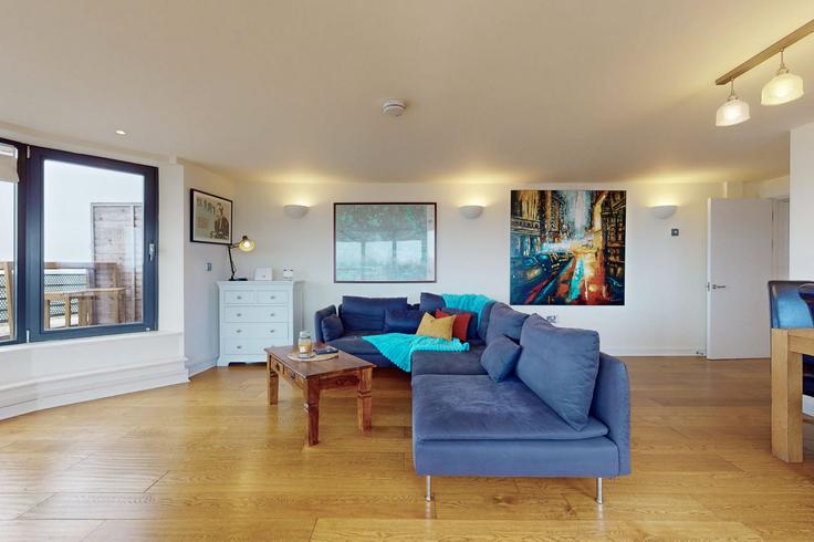 Elegante sala de estar con mobiliario moderno en un apartamento en Building Victorian Grove - passthekeyss - 1501153 en London Borough of Hackney, London