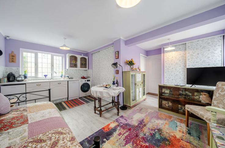 Building Eastwick Road - passthekeyss - 1502244 adresindeki bir dairede modern mobilyalarla zarif bir şekilde tasarlanmış oturma odası Mole Valley District, Leatherhead