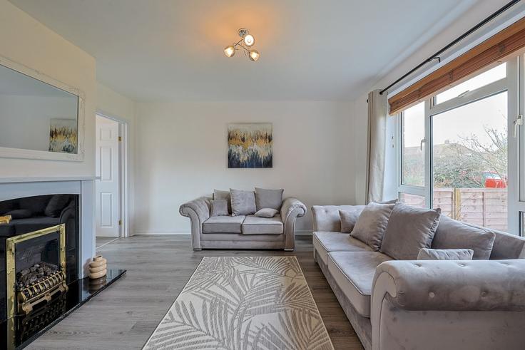 Elegante sala de estar con mobiliario moderno en un apartamento en Building Phipps Road - passthekeyss - 1510863 en Slough, Slough