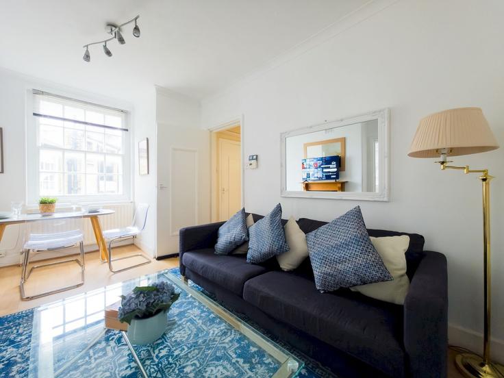 Sala de estar elegantemente projetada com móveis modernos em um apartamento no Building Cressy Court - passthekeyss - 1511780 em London Borough of Tower Hamlets, London