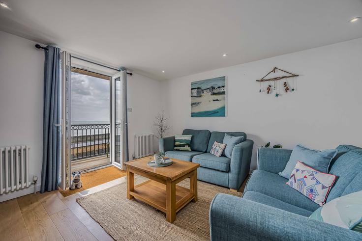 Elegant gestaltetes Wohnzimmer mit moderner Einrichtung in einer Wohnung im Building The Esplanade - passthekeyss - 1515755 in Arun District, Bognor Regis