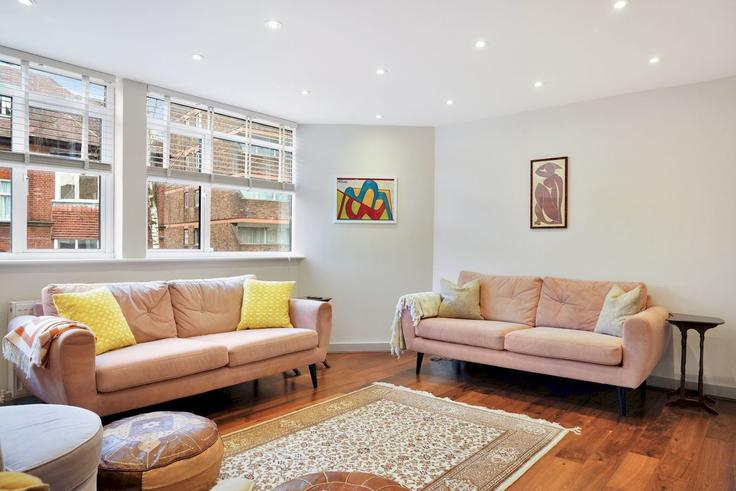 Elegante sala de estar con mobiliario moderno en un apartamento en Building Antrim Grove - passthekeyss - 1520989 en London Borough of Camden, London