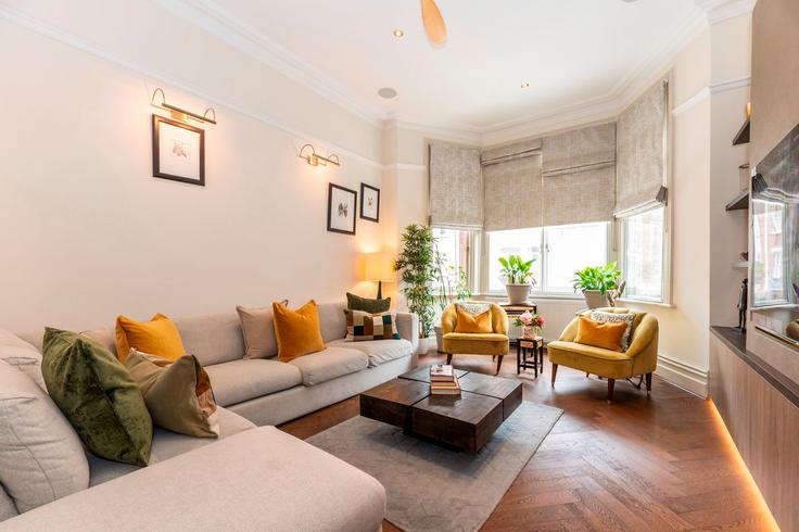 Sala de estar elegantemente projetada com móveis modernos em um apartamento no Building Comeragh Road - passthekeyss - 1523010 em London Borough of Hammersmith and Fulham, London