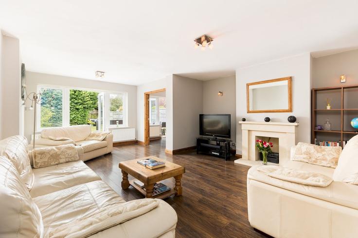 Elegante sala de estar con mobiliario moderno en un apartamento en Building Letch Hill Drive - passthekeyss - 1523888 en Cotswold District, Cheltenham Elegante sala de estar con mobiliario moderno en un apartamento en Building Letch Hill Drive - passthekeyss - 1523888 en Cotswold District, Cheltenham
