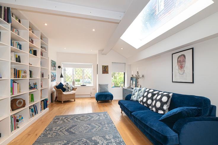 Sala de estar elegantemente projetada com móveis modernos em um apartamento no Building Dulwich Wood Avenue - passthekeyss - 1523887 em London Borough of Southwark, London