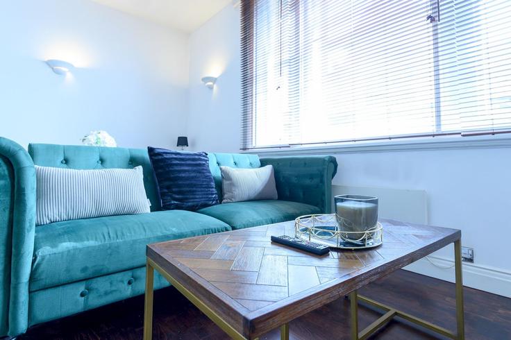 Salle de séjour élégante avec mobilier moderne dans un appartement à Building Dock Street - passthekeyss - 1536677 à City of Leeds, Leeds