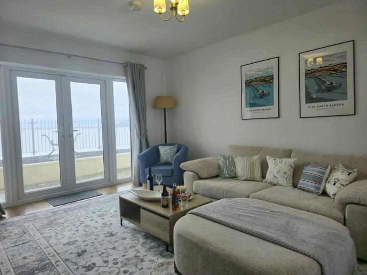 Elegante sala de estar con mobiliario moderno en un apartamento en Building Ffordd Siliwen - passthekeyss - 1647066 en Bangor, Bangor