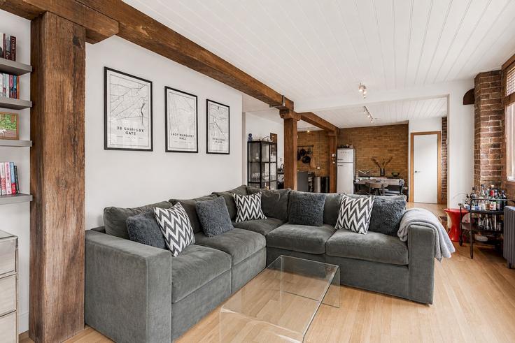 Elegante sala de estar con mobiliario moderno en un apartamento en Building Tower Bridge Road - passthekeyss - 1553516 en London Borough of Southwark, London