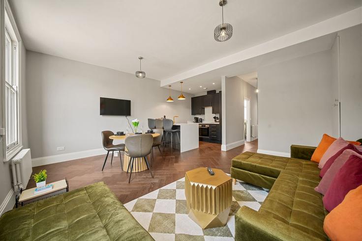 Elegant gestaltetes Wohnzimmer mit moderner Einrichtung in einer Wohnung im Building Chatsworth Road - passthekeyss - 1542692 in London Borough of Hackney, London