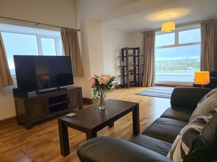 Sala de estar elegantemente projetada com móveis modernos em um apartamento no Building Bryn Llwyd Burwen - passthekeyss - 1542693 em Amlwch, Amlwch Sala de estar elegantemente projetada com móveis modernos em um apartamento no Building Bryn Llwyd Burwen - passthekeyss - 1542693 em Amlwch, Amlwch