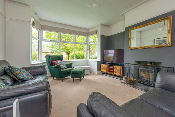 Elegant gestaltetes Wohnzimmer mit moderner Einrichtung in einer Wohnung im Building Rowley Bank - passthekeyss - 1557792 in Stafford District, Stafford Elegant gestaltetes Wohnzimmer mit moderner Einrichtung in einer Wohnung im Building Rowley Bank - passthekeyss - 1557792 in Stafford District, Stafford
