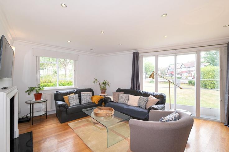 Elegante sala de estar con mobiliario moderno en un apartamento en Building Audley Road - passthekeyss - 1557795 en London Borough of Ealing, London Elegante sala de estar con mobiliario moderno en un apartamento en Building Audley Road - passthekeyss - 1557795 en London Borough of Ealing, London